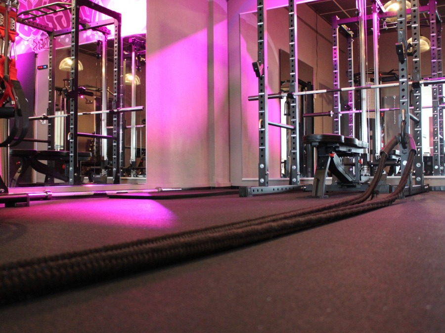 Moderner Trainingsbereich mit Licht