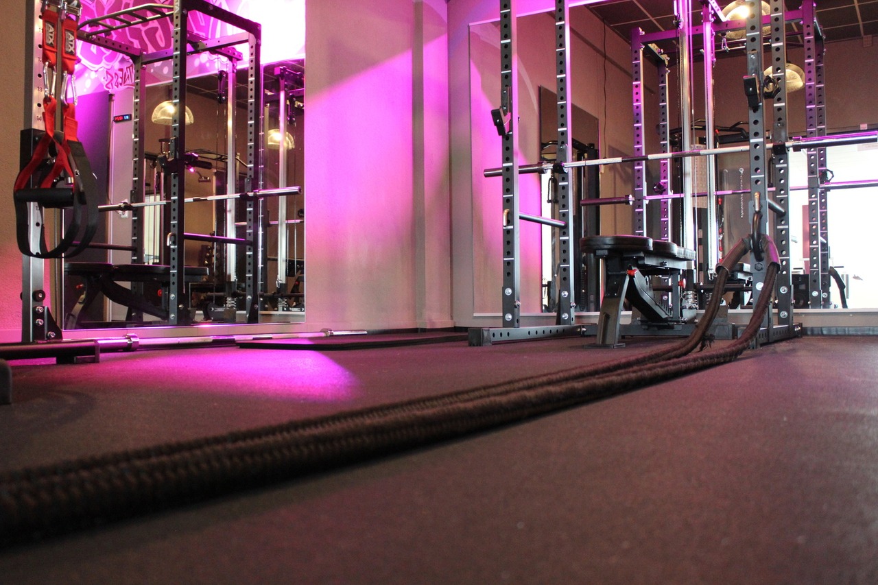 Modernes Fitnessstudio mit pinker Beleuchtung